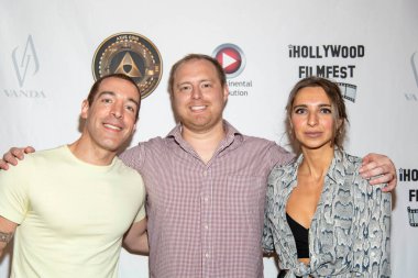 Cary Mark, Jeff C. Edelstein, Renee Daw 25 Haziran 2021 'de Hollywood Kadın Kulübü' nde iHollywood Film Festivali ve hediye süitine katılıyor.