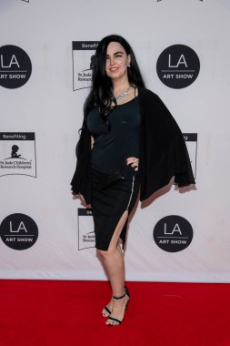 Alexis Kiley 21 Temmuz 2021 'de Los Angeles Kongre Merkezi' nde düzenlenen 26 yıllık Los Angeles Sanat Fuarı Açılış Gecesi Galasına katıldı.