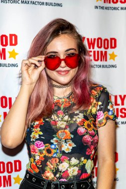 Alyssa de Boisblanc, Hollywood Müzesi 'ndeki Tarihi Max Factor Binası' ndaki Hollywood Müzesinin 4 Ağustos 2021 'de yeniden açılışına katılır.