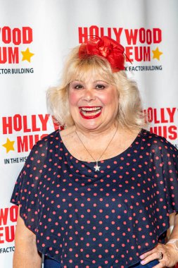 Elaine Ballace, Hollywood Müzesi 'ndeki Tarihi Maksimum Faktör Binası' ndaki Hollywood Müzesinin 4 Ağustos 2021 'de yeniden açılışına katılıyor.