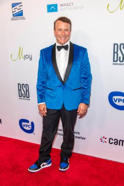 Dan Schwab, 20 Ağustos 2021 'de Beverly Hilton Oteli' nde Harold ve Carole Pompa Vakfı Galasına katılır.