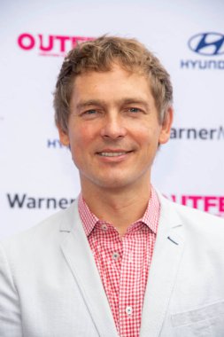 Peeter Rebane, Outfest LGBTQ Film Festivali 'ne katıldı. 5. Geleneksel Trans ve İkili Olmayan Zirve, Amerika Yönetmenler Birliği, Los Angeles, CA' da 21 Ağustos 2021 'de gerçekleşti.