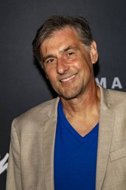 Nicholas Horiatis 7 Eylül 2021 'de Raleigh Stüdyoları' ndaki Chaplin Tiyatrosu 'nda Samantha Rose' un özel galasına katılır.