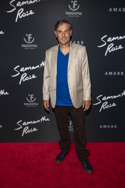 Nicholas Horiatis 7 Eylül 2021 'de Raleigh Stüdyoları' ndaki Chaplin Tiyatrosu 'nda Samantha Rose' un özel galasına katılır.