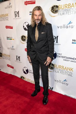 Yan Birch 12 Eylül 2021 'de Burbank Marriott, CA' da düzenlenen 13. Burbank Uluslararası Film Festivali Ödül Galasına katıldı.