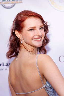 Madison Ekstrand, 24 Eylül 2021 tarihinde Los Angeles 'taki Luxe Otel' de Suzanne DeLaurentiis Prodüksiyon 'un 