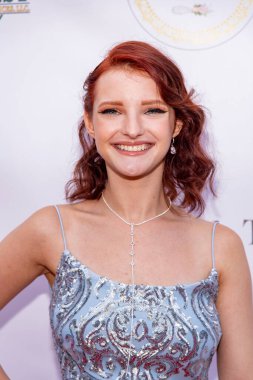 Madison Ekstrand, 24 Eylül 2021 tarihinde Los Angeles 'taki Luxe Otel' de Suzanne DeLaurentiis Prodüksiyon 'un 