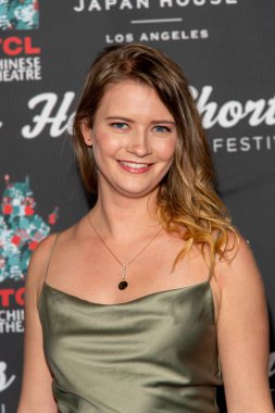 Julie Bruns, 27 Eylül 2021 'de TCL Çin Tiyatrosu' nda düzenlenen 17. HollyShorts İkinci Filmciler kırmızı halısına katıldı.