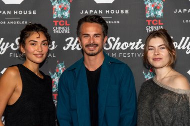 Sydney Schafer, Mitch deQuilettes, Mani Yarosh, 27 Eylül 2021 'de TCL Çin Tiyatrosu' nda 17.