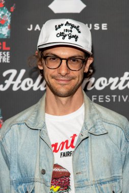 David Ferino, 27 Eylül 2021 'de TCL Çin Tiyatrosu' nda düzenlenen 17. HollyShorts İkinci Filmciler kırmızı halısına katılıyor.