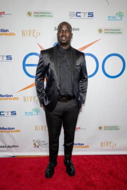 İfşa Edici Nfagie Koroma 'nın finans müdürü, Santa Monica Bay Kadın Kulübü' nde, 18 Ekim 2025 'te, İfşa Fonu Yardım Galası' na katıldı.