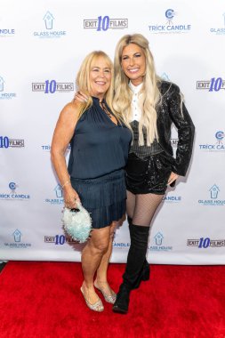 Aktris Courtney Warner ve annesi Diane Cinelounge Sunset Theater, Los Angeles, CA, 23 Ekim 2025 'te Whiskey Run' ın dünya prömiyerine gittiler.