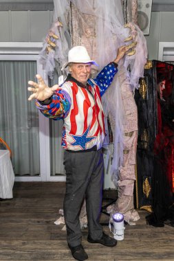 ABD Kongre Üyesi Tom Wright, Gece hayatı sunar Azizler ve Günahkarlar Cadılar Bayramı Partisi SkyBar Mondrian Oteli, Los Angeles, CA, 24 Ekim 2025