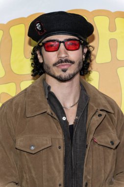 Sanatçı Jona Dominguez, 26 Ekim 2025 'te Los Angeles Ziggy Oteli' nde düzenlenen 1 numaralı canlı grup Cadılar Bayramı partisine katıldı.