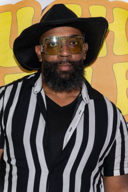 Klavyeci Charles Ware Jr., 26 Ekim 2025 'te Los Angeles, Ziggy Oteli' nde düzenlenen 1 numaralı canlı grup Cadılar Bayramı partisine katılıyor.