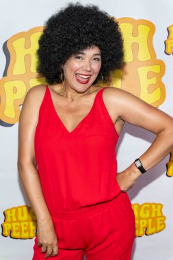 Aktris Serah Henesey 26 Ekim 2025 'te Los Angeles Ziggy Oteli' nde düzenlenen 1 numaralı canlı grup Cadılar Bayramı partisine katıldı.