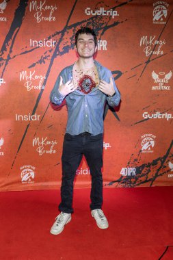 Aktör Broderick Whitaker, McKenzi Brooke 'un Yalancı Cadılar Bayramı partisine katılıyor. Los Angeles, CA, 31 Ekim 2025