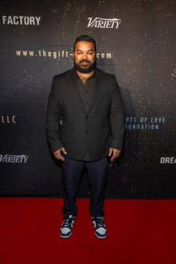 Aktör Adrian Dev Hollywood Amerikan Lejyon Karakolu 43, Los Angeles, CA, 3 Kasım 2025 'te The Gift' in dünya prömiyerine katıldı.