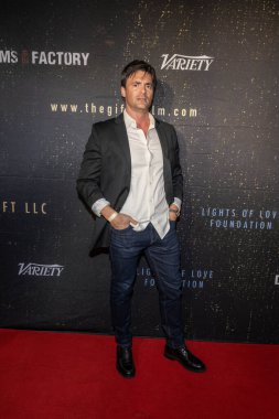 Aktör Anthony W. Preston Hollywood American Legion Post 43, Los Angeles, CA, 3 Kasım 2025 'te The Gift' in dünya prömiyerine katıldı.