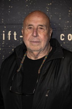 E! Entertainment TV 'nin kurucusu Larry Namer Hollywood American Legion Post 43, Los Angeles, CA, 3 Kasım 2025' te The Gift 'in dünya prömiyerine katıldı.