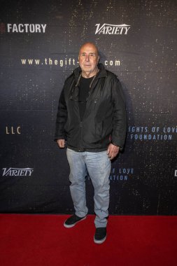 E! Entertainment TV 'nin kurucusu Larry Namer Hollywood American Legion Post 43, Los Angeles, CA, 3 Kasım 2025' te The Gift 'in dünya prömiyerine katıldı.