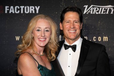 Aktör Jeffrey Klemmer ve Catherine Williams Hollywood American Legion Post 43, Los Angeles, CA, 3 Kasım 2025 'te The Gift' in dünya prömiyerine katıldı.