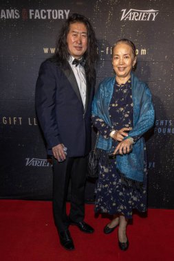 Yönetmen Sunny Zhao, Aktris Lei Ping Hollywood American Legion 43, Los Angeles, CA, 3 Kasım 2025 'te The Gift' in dünya prömiyerine katıldı.