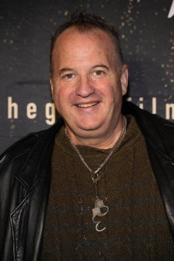 Yapımcı Barry Berlinsky Hollywood American Legion Post 43, Los Angeles, CA, 3 Kasım 2025 'te The Gift' in dünya prömiyerine katıldı.