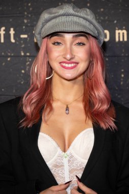 Şarkıcı / Oyuncu McKenzi Brooke Hollywood American Legion Post 43, Los Angeles, CA, 3 Kasım 2025 'te The Gift' in dünya prömiyerine katıldı.