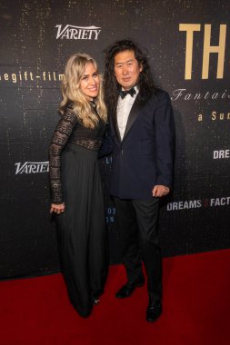 Aktris Tamara Clatterbuck, Yönetmen Sunny Zhao Hollywood Amerikan Lejyonu 43, Los Angeles, CA, 3 Kasım 2025 'te The Gift' in dünya prömiyerine katıldı.