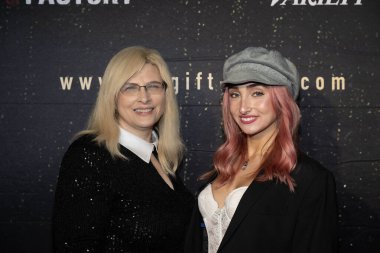 Reklamcı Jackie Lewis, Şarkıcı / Aktris McKenzi Brooke Hollywood American Legion 43, Los Angeles, CA, 3 Kasım 2025 'te The Gift' in dünya prömiyerine katıldı.