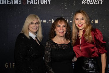 Reklamcı Jackie Lewis, Makyöz Helen Miller, Aktris Jacqueline Murphy Hollywood American Legion Post 43, Los Angeles, CA, 3 Kasım 2025 'te The Gift' in dünya prömiyerine katıldı.
