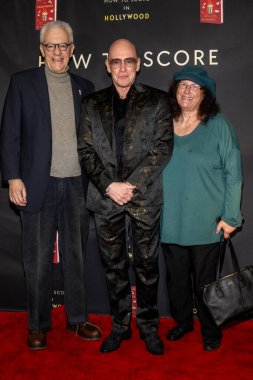 Profesör Jason E. Squire, Yazar / Film Yapımcısı Kevin Goetz, Gazeteci Tari Hartman Squire, 15 Kasım 2025 'te Beverly Hills Tenis Kulübü' nde Kevin Goetz 'How to Score in Hollywood' adlı kitap tanıtımına katıldı.