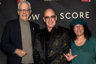 Profesör Jason E. Squire, Yazar / Film Yapımcısı Kevin Goetz, Gazeteci Tari Hartman Squire, 15 Kasım 2025 'te Beverly Hills Tenis Kulübü' nde Kevin Goetz 'How to Score in Hollywood' adlı kitap tanıtımına katıldı.