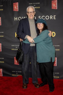 Profesör Jason E. Squire, Gazeteci Tari Hartman Squire, 15 Kasım 2025 'te Beverly Hills Tenis Kulübü' nde düzenlenen Hollywood 'un Kitap Fırlatılmasında Kevin Goetz' in 