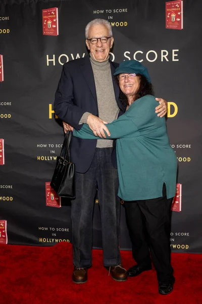 Profesör Jason E. Squire, Gazeteci Tari Hartman Squire, 15 Kasım 2025 'te Beverly Hills Tenis Kulübü' nde düzenlenen Hollywood 'un Kitap Fırlatılmasında Kevin Goetz' in 