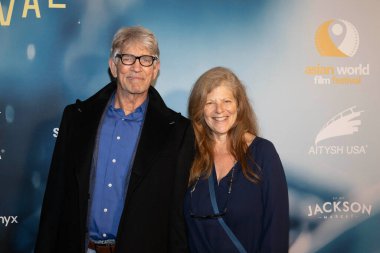 Aktörler Eric ve Eliza Roberts, 11. Asya Dünya Film Festivali, Los Angeles, CA, 16 Kasım 2025 'te' Aşk ve Karma 'nın dünya prömiyerine katıldılar.