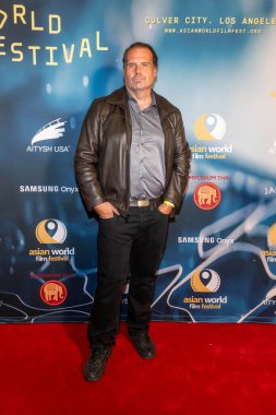 Aktör Bill Houskeeper 11. Asya Dünya Film Festivali, Los Angeles, CA, 16 Kasım 2025 'te' Aşk ve Karma 'nın dünya prömiyerine katıldı.