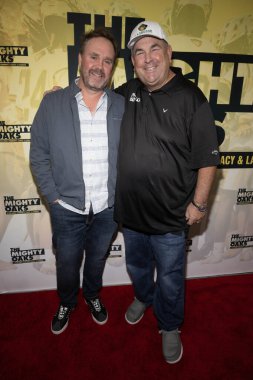 Yönetmen / Yazar Brendan Harty, Yapımcı Brad Ledwith 20 Kasım 2025 'te LANDMARK Theater Westwood, Los Angeles, CA' daki Güçlü Meşeler belgeselinin dünya prömiyerine katıldı.