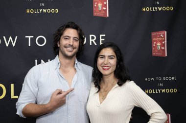 Aktör İvan Fuchs, Aktris Natalia Bilbao, Kevin Goetz 'in Hollywood' un Kitap Başlatma Bölüm 2 'sine katılmak için Los Angeles' ta özel bir konutta, 23 Kasım 2025