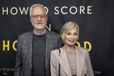 Yapımcı Robbie Davis, Performer Denise Donatelli-Davis, Kevin Goetz 'in Hollywood' un Kitap Başlatma Bölüm 2 'sine katılmak için Los Angeles, özel konutta, CA, 23 Kasım 2025