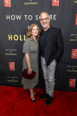 Pazarlama yöneticisi Doug Finberg ve Ronny Garcia, Kevin Goetz 'in Hollywood' da nasıl gol atacağını anlatıyor. Bölüm 2 Los Angeles, özel konutta. 23 Kasım 2025