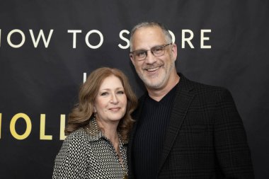 Pazarlama yöneticisi Doug Finberg ve Ronny Garcia, Kevin Goetz 'in Hollywood' da nasıl gol atacağını anlatıyor. Bölüm 2 Los Angeles, özel konutta. 23 Kasım 2025