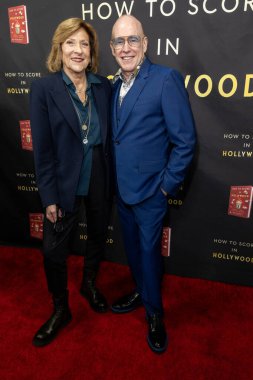 Yönetmen / Yapımcı Lesli Linka Glatter, Yazar / Film Yapımcısı Kevin Goetz, Kevin Goetz 'in Hollywood' da Nasıl Sayı Yapılır 'kitabının 2. bölümünü özel konutta, Los Angeles, CA, 23 Kasım 2025