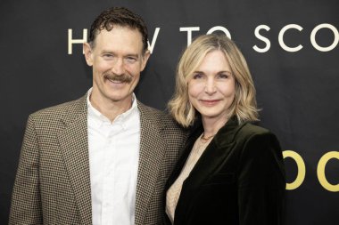 Aktör Grinnell Morris, Aktris Julie Lancaster, Kevin Goetz 'in Hollywood' un Kitap Başlatma Bölüm 2 'sinde 23 Kasım 2025' te Los Angeles, Kaliforniya 'da özel bir konutta nasıl gol atacağına katıldı.