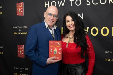 Yazar / Film Yapımcısı Kevin Goetz, Ekran Motoru Sunucusu Shannon Disponett, Kevin Goetz 'in Hollywood' da Nasıl Sayı Yapılır 'kitabının 2. bölümünü özel konutta, Los Angeles, CA, 23 Kasım 2025