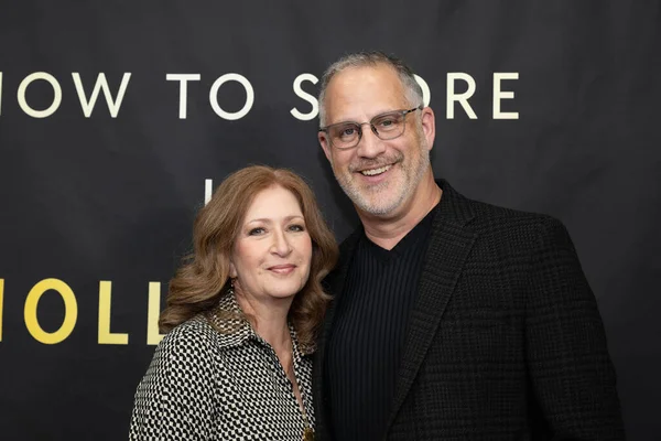 Pazarlama yöneticisi Doug Finberg ve Ronny Garcia, Kevin Goetz 'in Hollywood' da nasıl gol atacağını anlatıyor. Bölüm 2 Los Angeles, özel konutta. 23 Kasım 2025