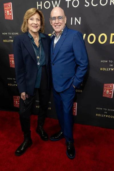 Yönetmen / Yapımcı Lesli Linka Glatter, Yazar / Film Yapımcısı Kevin Goetz, Kevin Goetz 'in Hollywood' da Nasıl Sayı Yapılır 'kitabının 2. bölümünü özel konutta, Los Angeles, CA, 23 Kasım 2025