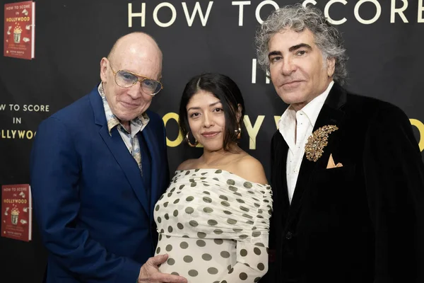 Yazar / Film Yapımcısı Kevin Goetz, Eşi Neil Goetz Mayra Gorman ile birlikte 23 Kasım 2025 'te Los Angeles, Kaliforniya' da bulunan özel konutta Kevin Goetz 'How to Score in Hollywood' Book Launch Part 2 'ye katıldı.