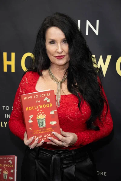 Ekran Makinesi 'nin sunucusu Shannon Disponett, Kevin Goetz' in Hollywood 'un Kitap Başlatma Bölüm 2' sine 23 Kasım 2025 'te Los Angeles, Kaliforniya' da özel bir konutta katılıyor.